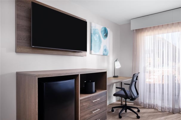 Guest Room Queen Bed