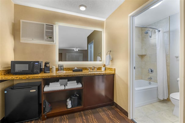 2 Queen Bed Room Upper Floor 607