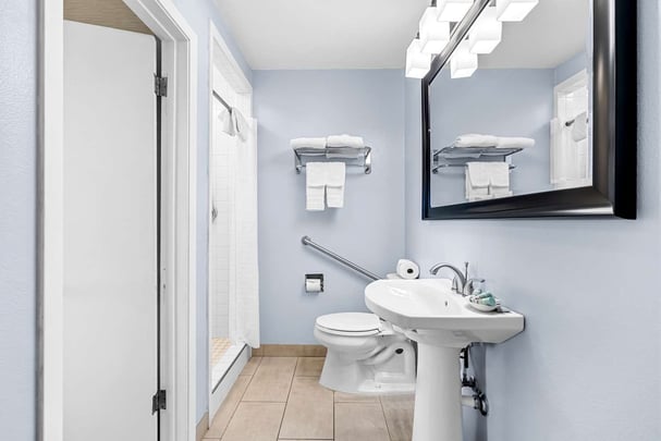 Queen Suite Bathroom