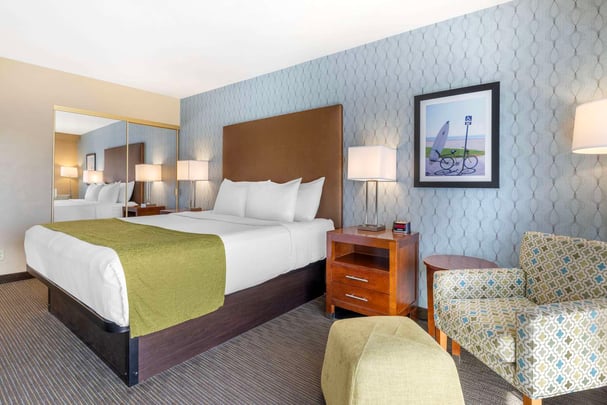 King Guest Room with Balcony