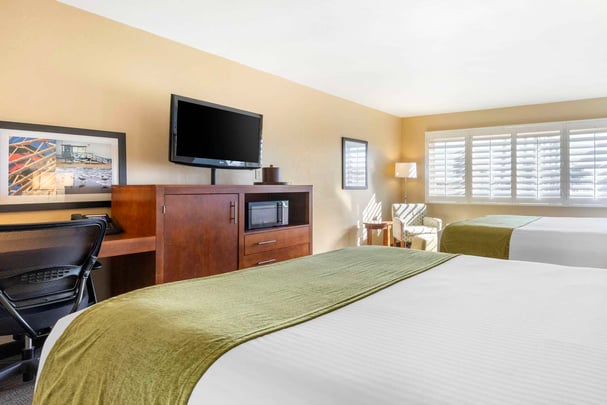 Classic Queen Queen Guest Room