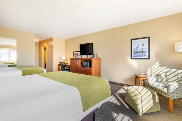 Classic Queen Queen Guest Room