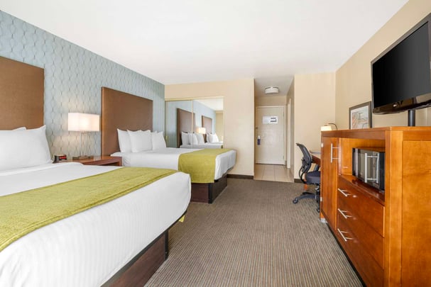 Classic Queen Queen Guest Room