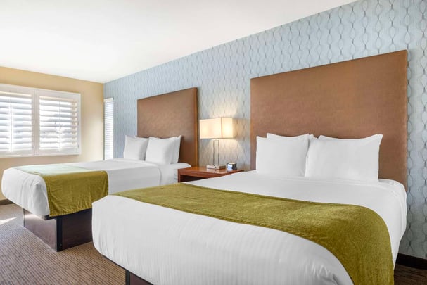 Classic Queen Queen Room