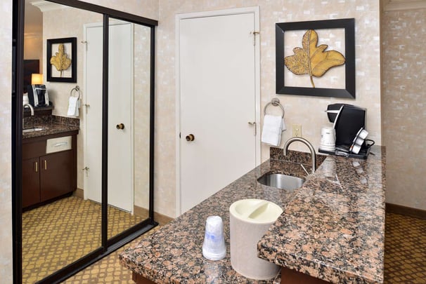 2 Queen Guest Room Wet Bar