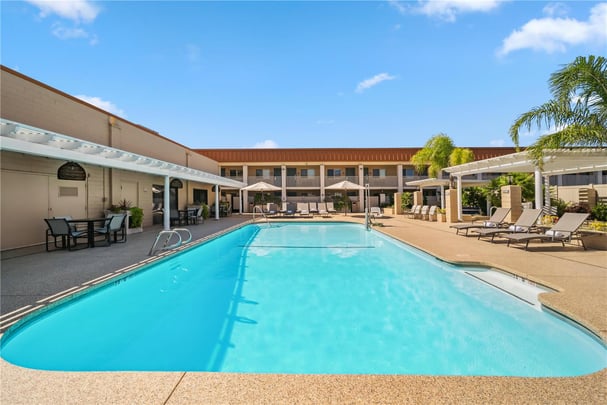 Outdoor Pool / Hot Tub