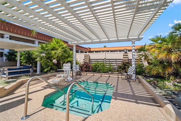 Outdoor Pool / Hot Tub