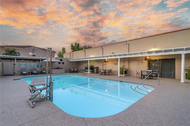 Outdoor Pool / Hot Tub