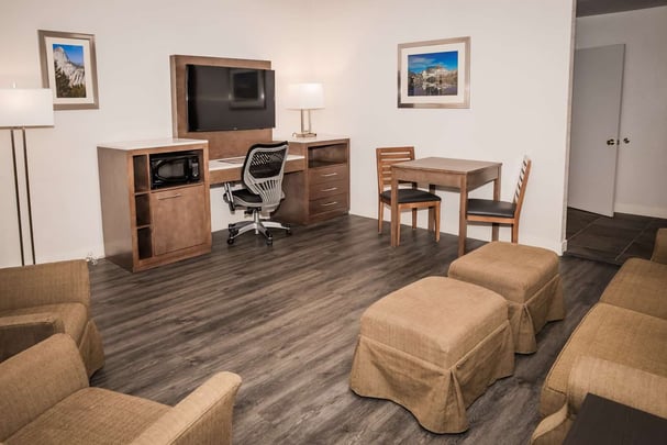 Suite Queen Bed Seating Area