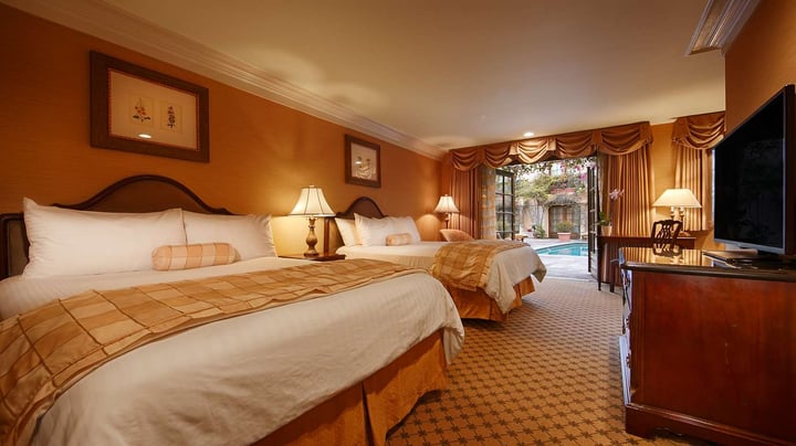 Two Queen Pool Level