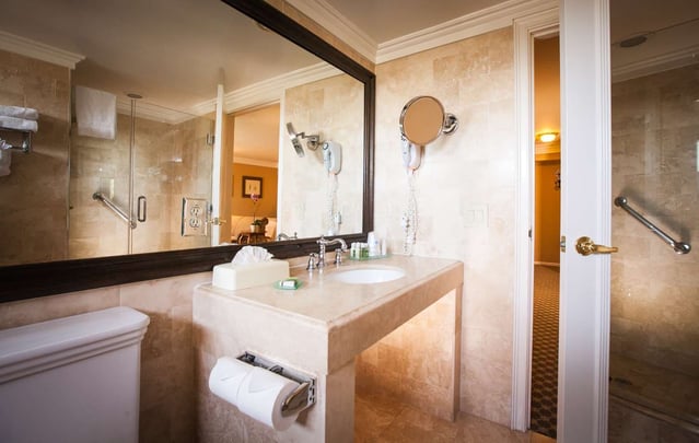 Balcony Suite Bathroom