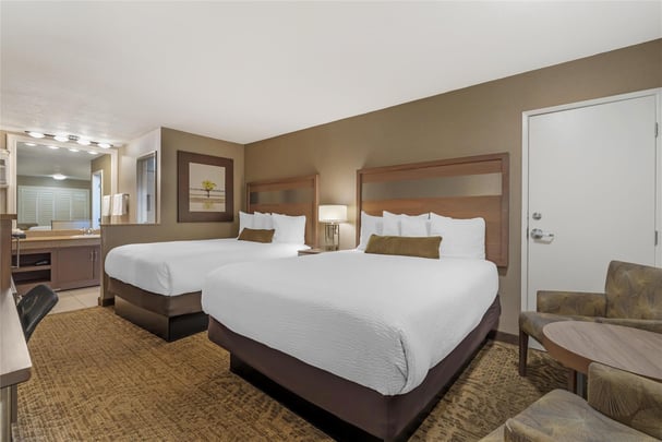 Suite - 1 King Bed 2 Queen Beds