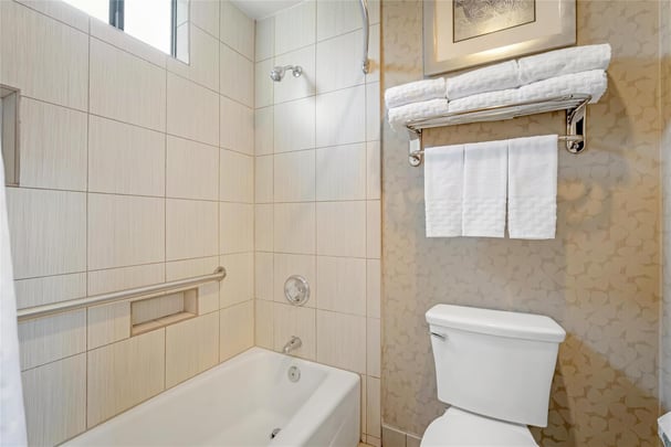 Suite - 1 King Bed 2 Queen Beds