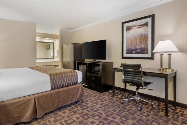 1 King Bed w/ Whirl Pool