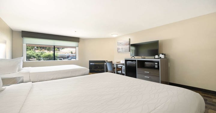 Double queen with fireplace