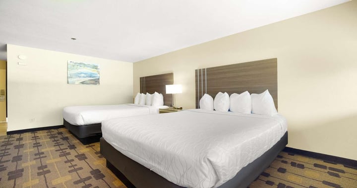 Double queen with fireplace