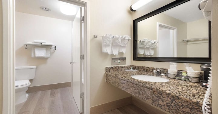 Single queen bathroom