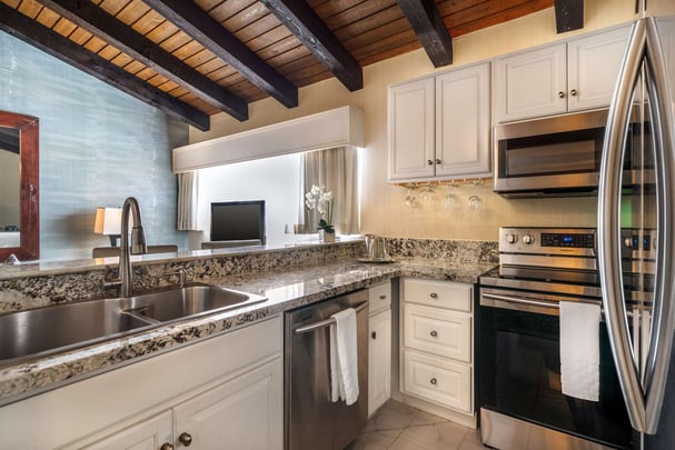 King Suite w/ Kitchen & Living Room