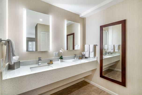 King Suite w/ Sofa Bed & Kitchen - Guest Bath