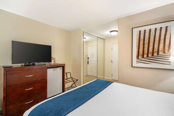 1 Queen Bed Non-Smoking