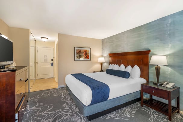 1 King Bed - Courtyard View