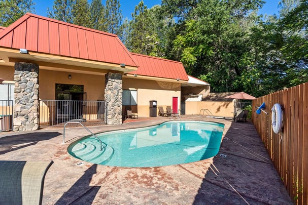 BW Plus Yosemite Way Mariposa CA Pool