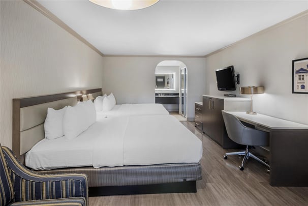 2 Queen Beds w/ Sofabed