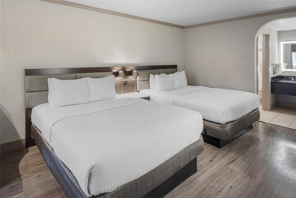 2 Queen Beds w/ Sofabed