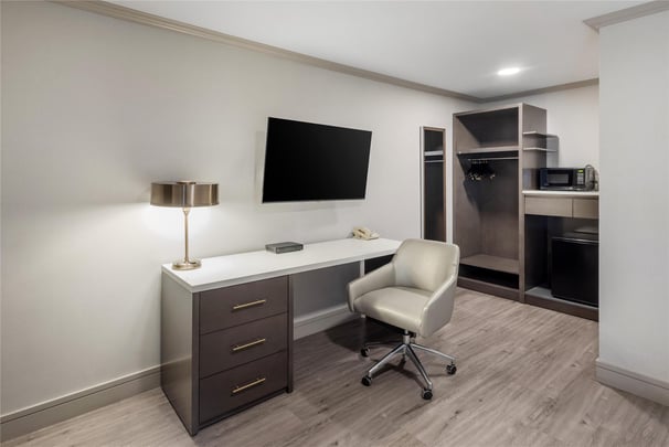 ADA - 1 King Bed w/ Roll In Shower