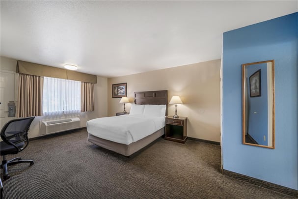 ADA - 1 Queen Bed w/ Walk In Shower