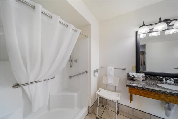 ADA - 1 Queen Bed w/ Walk In Shower