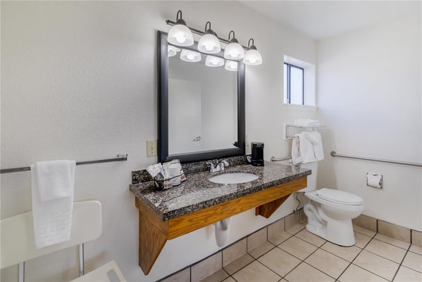 ADA - 1 Queen Bed w/ Walk In Shower