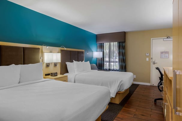 Standard Double Queen Room