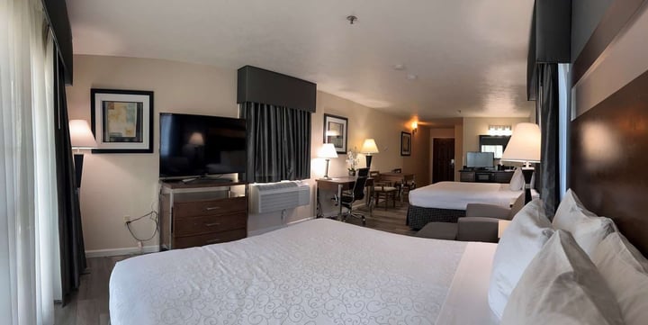 2 King Bed with Balcony