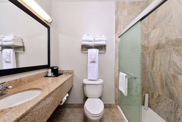 2 Queen Suite Guest Bathrom