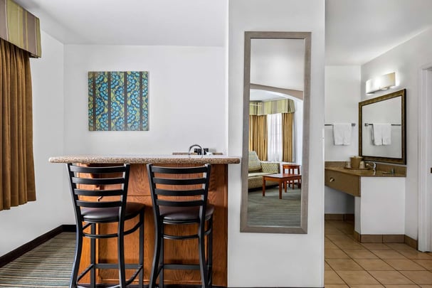 Junior Deluxe King Suite