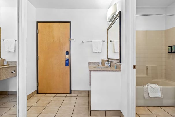 Junior Deluxe King Suite