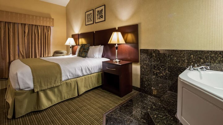 1 King With IN-Room Jacuzzi