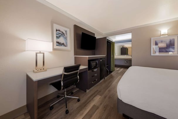 Accessible King Bathtub