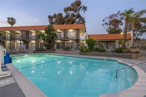 Outdoor Pool / Hot Tub