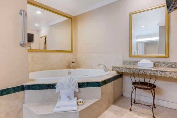 King Suite Whirlpool