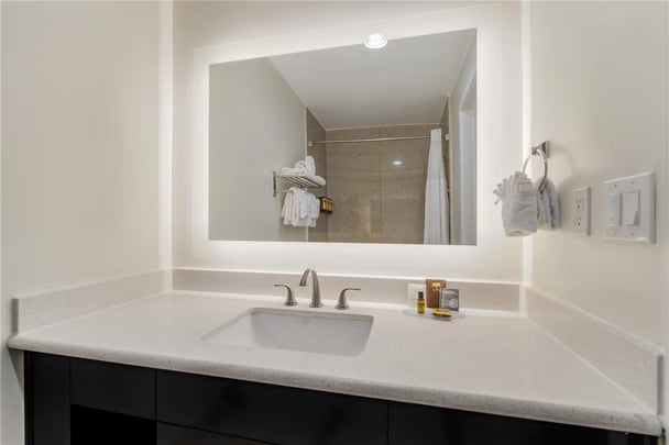 2 Queen Corner Bathroom