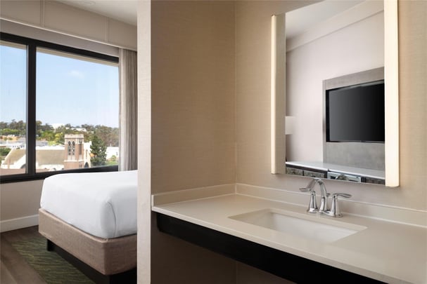 King Guest Room - City View - Top Floor