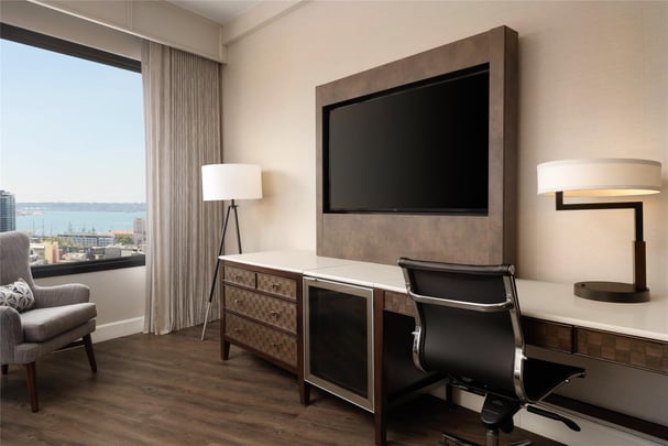 King Guest Room - Bay View - Top Floor