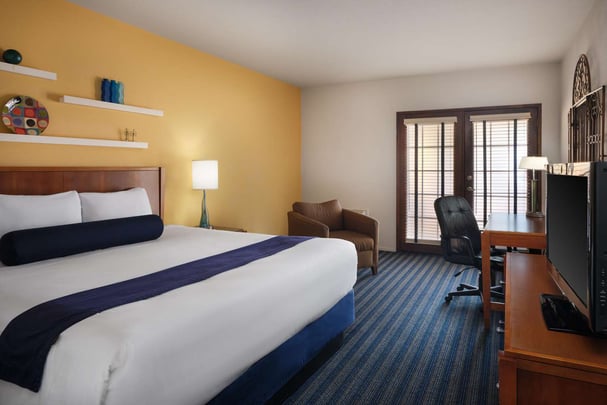 Deluxe 1st Floor King with Patio