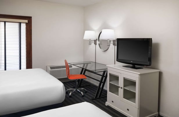 Deluxe 1st Floor Double Queen with Patio