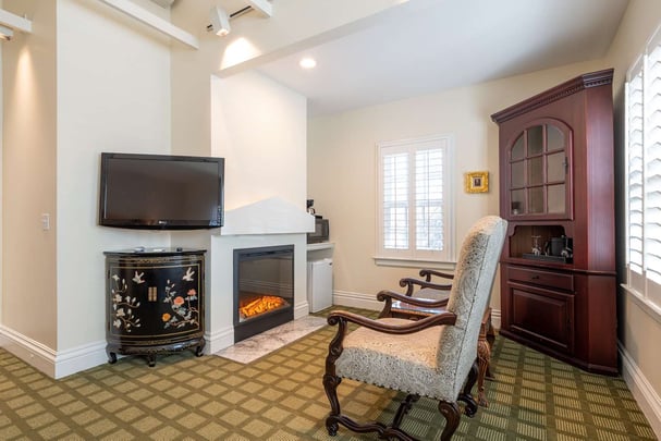 2nd Floor Single Queen Guest Room with Sofabed and Fireplace