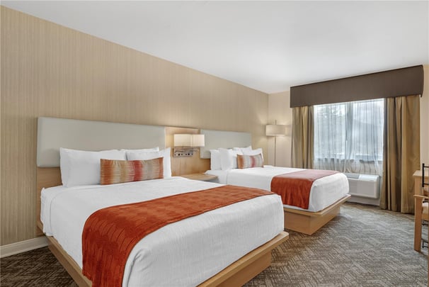 2 Queen Beds w/ Mountainview