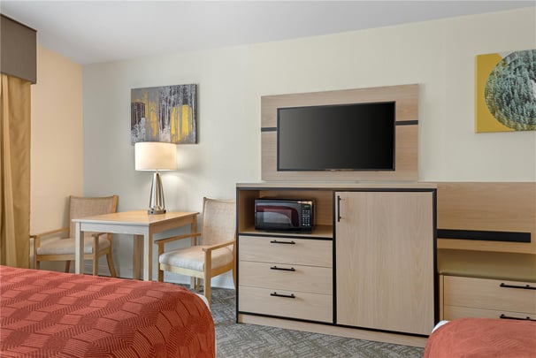 2 Queen Beds w/ Mountainview