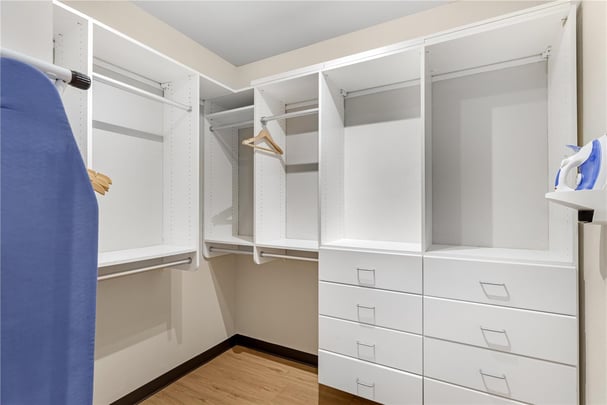 2 Queen Beds - 1 Bedroom w/ 2 Sofa beds